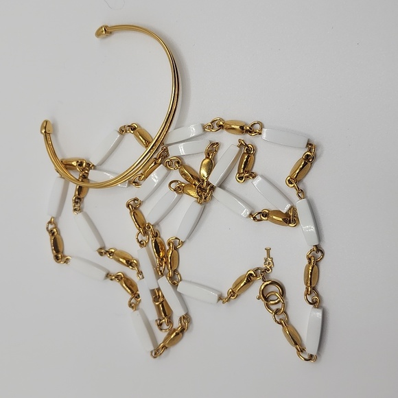 Vintage Crown Trifari Goldtone & White Beaded Necklace & Goldtone Cuff Bracelet - Picture 3 of 8